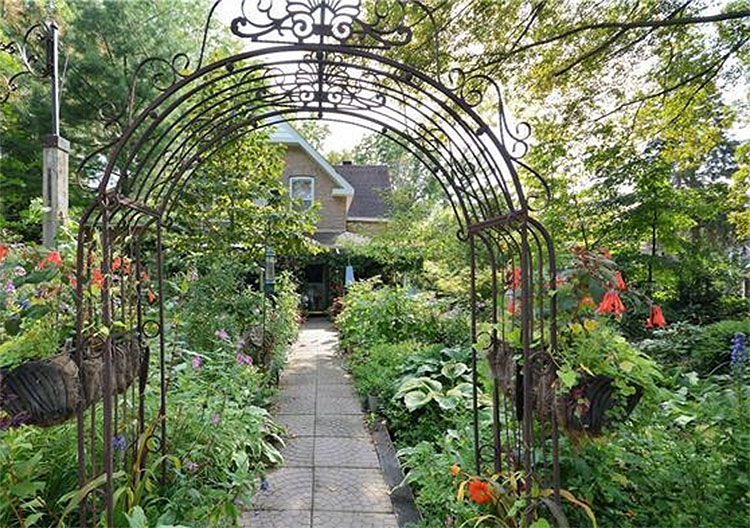 Bohemian Curb Appeal of the Full Front Garden