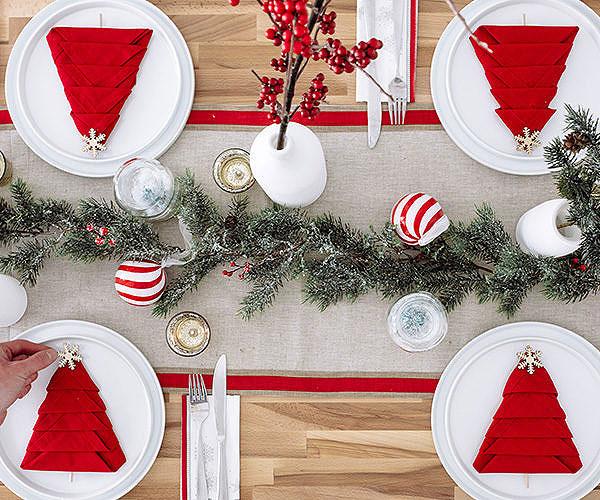 Red & White Christmas Table Setting