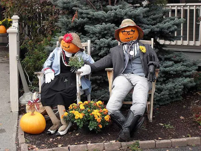 Mr. and Mrs. Pumpkin DIY Outdoor Fall Display
