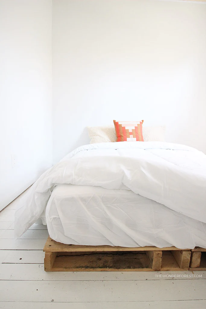 DIY Pallet Board Bed